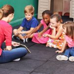 Gruppe Kinder redet über Buch im Kindergarten © Robert Kneschke
