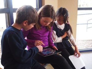 Children_playing_a_game_on_an_iPad / Actionspiele